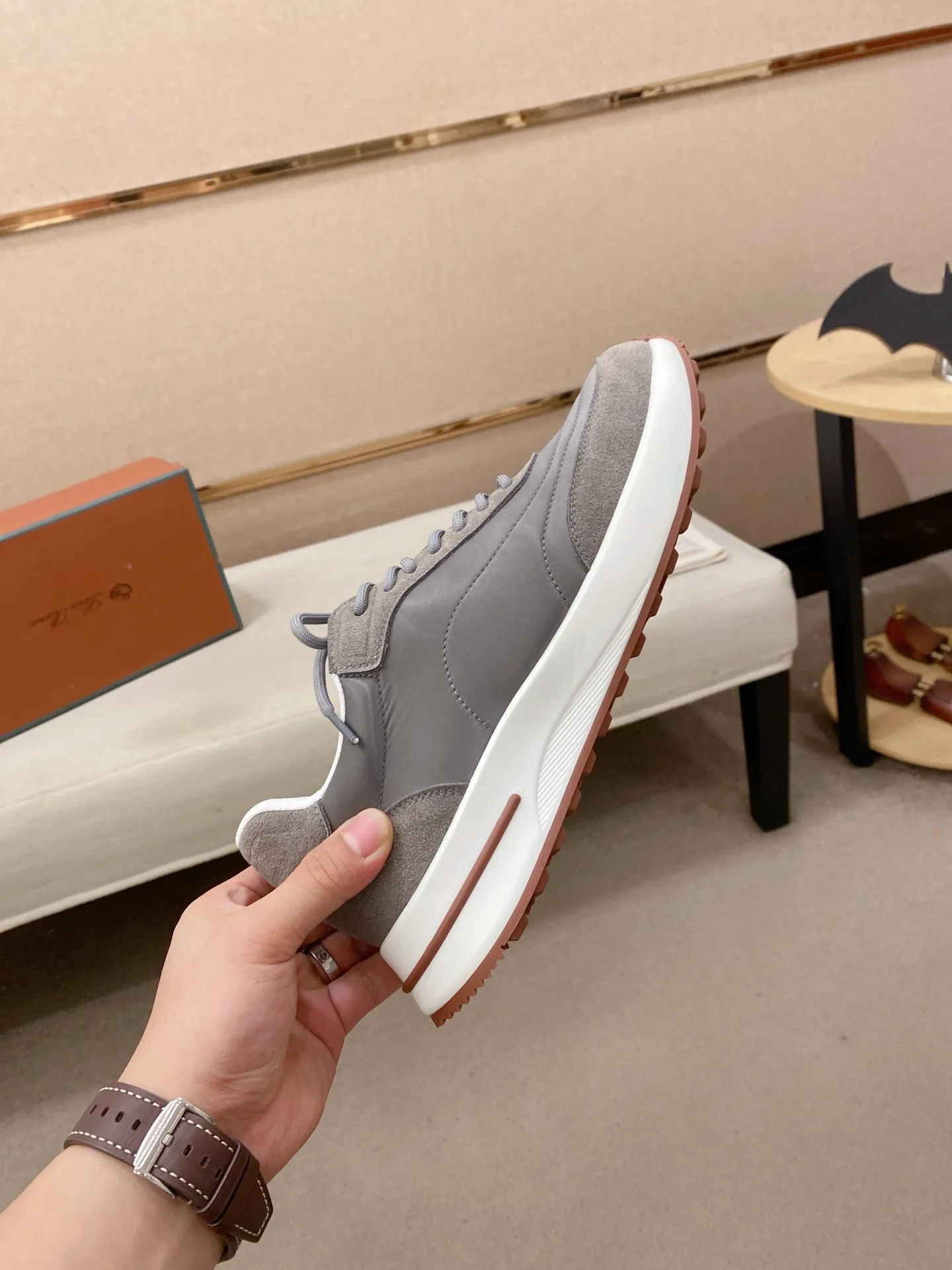 Men's shoes 💰: 462💰🔥𝐥𝐨𝐫𝐨 𝐏𝐢𝐚𝐧𝐚 lp classic loafers, an Italian treasure brand, the only brand that can match Hermès! Only after wearing it do we realize that we can’t live up to our feet. The upper is made of imported first-layer cowhide with breathable fabrics, water-dyed cowhide foot pads, and the official original glass rubber outsole and pendant. Exclusive original packaging (tag ➕ brand paper ➕ outer box ➕ hand bag) code number: 38-44. Can be customized 45-46
